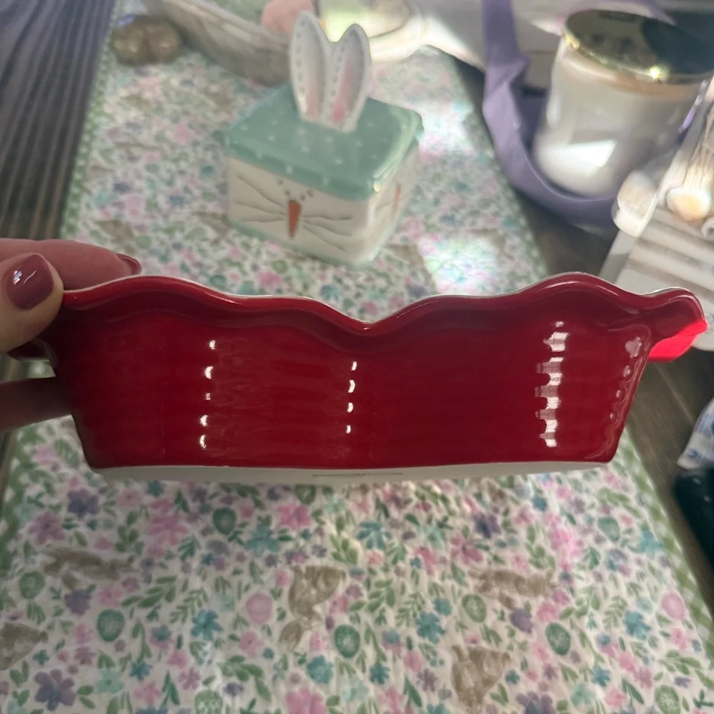 Crate&Barrel Large Heart Ruffle Dish. 395-048.